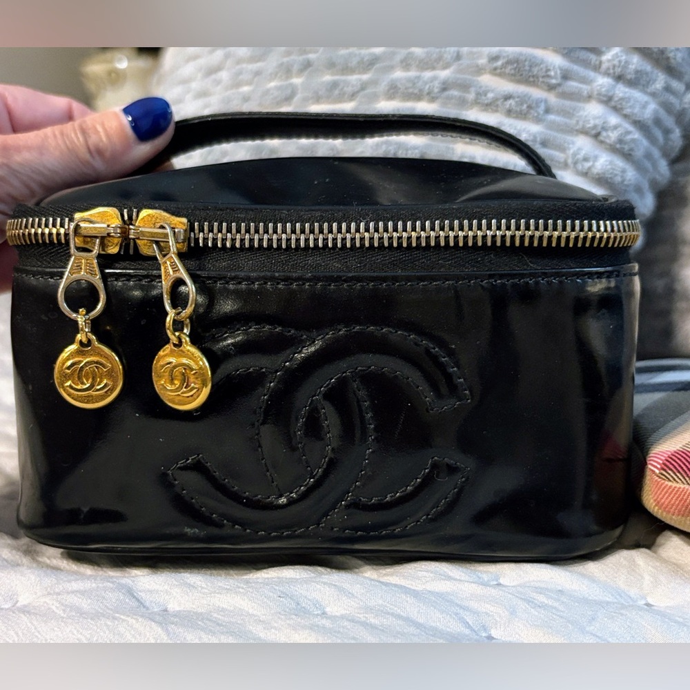 CHANEL - Black Gold Patent Leather top handle Vanity Case - 100% Authentic - Picture 4 of 16